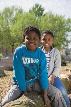 Op de cover: Thabo en Seabata Op de cover: Thabo en Seabata