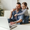 Helft van ouders denkt dat opvoeden zwaarder is dan vroeger: hogere eisen, meer meningen en verslavende schermen