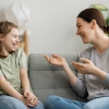 De Opvoedvraag: ‘Hoe was school?’ ‘Leuk.’ Hoe je wél een goed gesprek met je kind voert De Opvoedvraag: ‘Hoe was school?’ ‘Leuk.’ Hoe je wél een goed gesprek met je kind voert