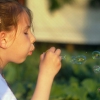 Bubbels, bellen en blazen (activiteit voor 5-12 jaar) Bubbels, bellen en blazen (activiteit voor 5-12 jaar)