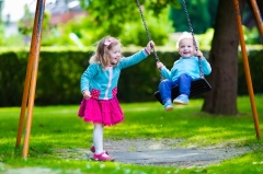 Uitzondering gastouders bij wetgeving over speeltoestellen en kinderbedden